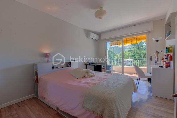 ***SOUS OFFRE**** Découvrez ce LUMINEUX 3 pièces TRAVERSANT en étage élevé, bénéficiant d’une vue dégagée et d’un environnement agréable au sein d’une copropriété parfaitement entretenue avec gardien.

L’appartement se compose d’une entrée avec placards, d’un séjour lumineux ouvrant sur une terrasse exposée plein Sud, d’une cuisine indépendante prolongée par une loggia/balcon, de deux chambres avec rangements bénéficiant chacune d'un accès extérieur, d’une salle de bain ainsi que d’un WC indépendant.

Côté confort, vous apprécierez les prestations déjà présentes : climatisation dans les chambres, double vitrage aluminium, fibre optique, parquet flottant, volet roulant électrique dans une chambre ainsi qu’un store banne sur la terrasse SUD-EST.

Une cave ainsi qu’une place de stationnement privative complètent ce bien. Possibilité de louer une seconde place de parking.

À proximité immédiate des écoles, commerces, transports et accès autoroute, cet appartement réunit tous les critères d’un CADRE DE VIE PRATIQUE et CONFORTABLE au quotidien.

VISITE VIRTUELLE POSSIBLE sur demande.