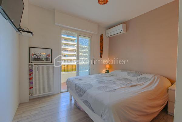 ***SOUS OFFRE**** Découvrez ce LUMINEUX 3 pièces TRAVERSANT en étage élevé, bénéficiant d’une vue dégagée et d’un environnement agréable au sein d’une copropriété parfaitement entretenue avec gardien.

L’appartement se compose d’une entrée avec placards, d’un séjour lumineux ouvrant sur une terrasse exposée plein Sud, d’une cuisine indépendante prolongée par une loggia/balcon, de deux chambres avec rangements bénéficiant chacune d'un accès extérieur, d’une salle de bain ainsi que d’un WC indépendant.

Côté confort, vous apprécierez les prestations déjà présentes : climatisation dans les chambres, double vitrage aluminium, fibre optique, parquet flottant, volet roulant électrique dans une chambre ainsi qu’un store banne sur la terrasse SUD-EST.

Une cave ainsi qu’une place de stationnement privative complètent ce bien. Possibilité de louer une seconde place de parking.

À proximité immédiate des écoles, commerces, transports et accès autoroute, cet appartement réunit tous les critères d’un CADRE DE VIE PRATIQUE et CONFORTABLE au quotidien.

VISITE VIRTUELLE POSSIBLE sur demande.