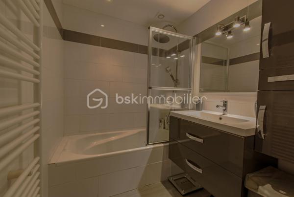 ***SOUS OFFRE**** Découvrez ce LUMINEUX 3 pièces TRAVERSANT en étage élevé, bénéficiant d’une vue dégagée et d’un environnement agréable au sein d’une copropriété parfaitement entretenue avec gardien.

L’appartement se compose d’une entrée avec placards, d’un séjour lumineux ouvrant sur une terrasse exposée plein Sud, d’une cuisine indépendante prolongée par une loggia/balcon, de deux chambres avec rangements bénéficiant chacune d'un accès extérieur, d’une salle de bain ainsi que d’un WC indépendant.

Côté confort, vous apprécierez les prestations déjà présentes : climatisation dans les chambres, double vitrage aluminium, fibre optique, parquet flottant, volet roulant électrique dans une chambre ainsi qu’un store banne sur la terrasse SUD-EST.

Une cave ainsi qu’une place de stationnement privative complètent ce bien. Possibilité de louer une seconde place de parking.

À proximité immédiate des écoles, commerces, transports et accès autoroute, cet appartement réunit tous les critères d’un CADRE DE VIE PRATIQUE et CONFORTABLE au quotidien.

VISITE VIRTUELLE POSSIBLE sur demande.