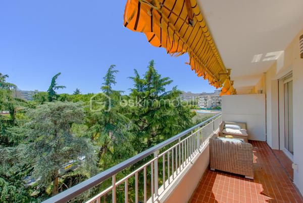 ***SOUS OFFRE**** Découvrez ce LUMINEUX 3 pièces TRAVERSANT en étage élevé, bénéficiant d’une vue dégagée et d’un environnement agréable au sein d’une copropriété parfaitement entretenue avec gardien.

L’appartement se compose d’une entrée avec placards, d’un séjour lumineux ouvrant sur une terrasse exposée plein Sud, d’une cuisine indépendante prolongée par une loggia/balcon, de deux chambres avec rangements bénéficiant chacune d'un accès extérieur, d’une salle de bain ainsi que d’un WC indépendant.

Côté confort, vous apprécierez les prestations déjà présentes : climatisation dans les chambres, double vitrage aluminium, fibre optique, parquet flottant, volet roulant électrique dans une chambre ainsi qu’un store banne sur la terrasse SUD-EST.

Une cave ainsi qu’une place de stationnement privative complètent ce bien. Possibilité de louer une seconde place de parking.

À proximité immédiate des écoles, commerces, transports et accès autoroute, cet appartement réunit tous les critères d’un CADRE DE VIE PRATIQUE et CONFORTABLE au quotidien.

VISITE VIRTUELLE POSSIBLE sur demande.