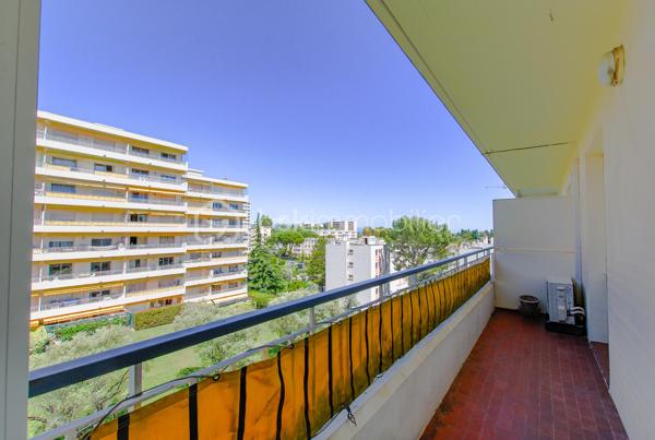 ***SOUS OFFRE**** Découvrez ce LUMINEUX 3 pièces TRAVERSANT en étage élevé, bénéficiant d’une vue dégagée et d’un environnement agréable au sein d’une copropriété parfaitement entretenue avec gardien.

L’appartement se compose d’une entrée avec placards, d’un séjour lumineux ouvrant sur une terrasse exposée plein Sud, d’une cuisine indépendante prolongée par une loggia/balcon, de deux chambres avec rangements bénéficiant chacune d'un accès extérieur, d’une salle de bain ainsi que d’un WC indépendant.

Côté confort, vous apprécierez les prestations déjà présentes : climatisation dans les chambres, double vitrage aluminium, fibre optique, parquet flottant, volet roulant électrique dans une chambre ainsi qu’un store banne sur la terrasse SUD-EST.

Une cave ainsi qu’une place de stationnement privative complètent ce bien. Possibilité de louer une seconde place de parking.

À proximité immédiate des écoles, commerces, transports et accès autoroute, cet appartement réunit tous les critères d’un CADRE DE VIE PRATIQUE et CONFORTABLE au quotidien.

VISITE VIRTUELLE POSSIBLE sur demande.