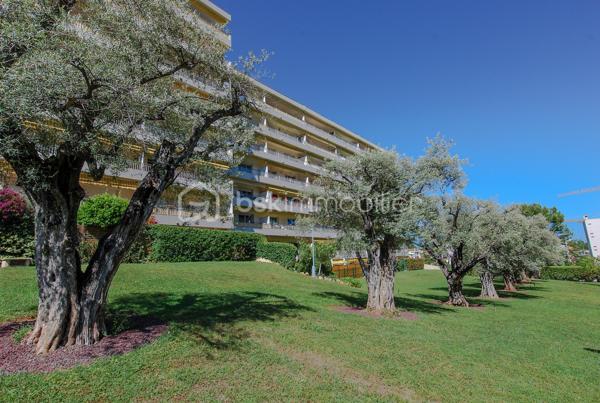 ***SOUS OFFRE**** Découvrez ce LUMINEUX 3 pièces TRAVERSANT en étage élevé, bénéficiant d’une vue dégagée et d’un environnement agréable au sein d’une copropriété parfaitement entretenue avec gardien.

L’appartement se compose d’une entrée avec placards, d’un séjour lumineux ouvrant sur une terrasse exposée plein Sud, d’une cuisine indépendante prolongée par une loggia/balcon, de deux chambres avec rangements bénéficiant chacune d'un accès extérieur, d’une salle de bain ainsi que d’un WC indépendant.

Côté confort, vous apprécierez les prestations déjà présentes : climatisation dans les chambres, double vitrage aluminium, fibre optique, parquet flottant, volet roulant électrique dans une chambre ainsi qu’un store banne sur la terrasse SUD-EST.

Une cave ainsi qu’une place de stationnement privative complètent ce bien. Possibilité de louer une seconde place de parking.

À proximité immédiate des écoles, commerces, transports et accès autoroute, cet appartement réunit tous les critères d’un CADRE DE VIE PRATIQUE et CONFORTABLE au quotidien.

VISITE VIRTUELLE POSSIBLE sur demande.