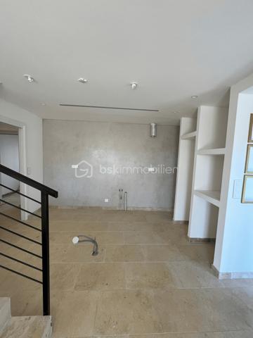 À vendre, belle villa de 97 m2 sur un terrain de 342 m2, offrant trois chambres avec salles d'eau privatives et terrasses, un salon lumineux, une salle à manger, une cuisine américaine, un garage fermé et une piscine. 
Certaines photos sont des simulations d'aménagement (home staging virtuel)