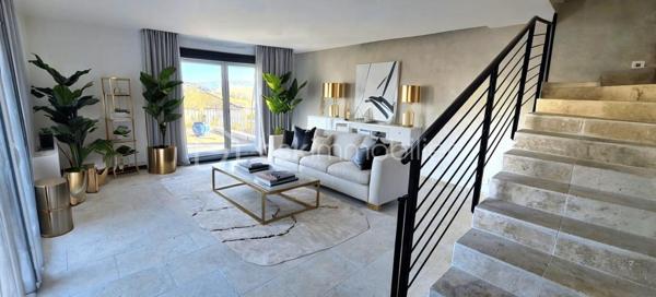 À vendre, belle villa de 97 m2 sur un terrain de 342 m2, offrant trois chambres avec salles d'eau privatives et terrasses, un salon lumineux, une salle à manger, une cuisine américaine, un garage fermé et une piscine. 
Certaines photos sont des simulations d'aménagement (home staging virtuel)