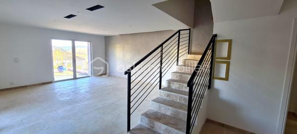 À vendre, belle villa de 97 m2 sur un terrain de 342 m2, offrant trois chambres avec salles d'eau privatives et terrasses, un salon lumineux, une salle à manger, une cuisine américaine, un garage fermé et une piscine. 
Certaines photos sont des simulations d'aménagement (home staging virtuel)
