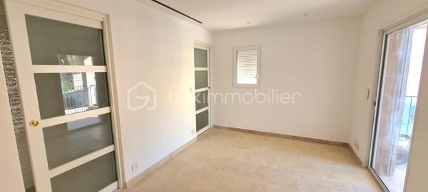 À vendre, belle villa de 97 m2 sur un terrain de 342 m2, offrant trois chambres avec salles d'eau privatives et terrasses, un salon lumineux, une salle à manger, une cuisine américaine, un garage fermé et une piscine. 
Certaines photos sont des simulations d'aménagement (home staging virtuel)