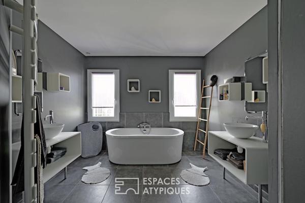 Maison rénovée avec piscine, local professionnel et son studio.
