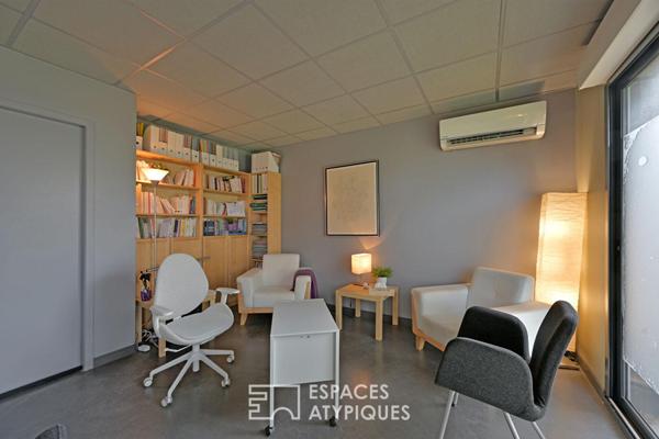 Maison rénovée avec piscine, local professionnel et son studio.