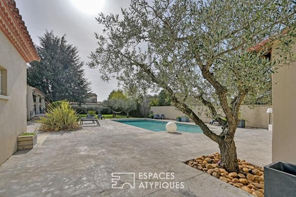 Maison rénovée avec piscine, local professionnel et son studio.