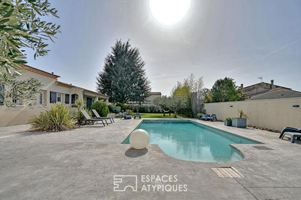Maison rénovée avec piscine, local professionnel et son studio.
