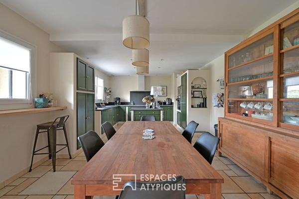Maison rénovée avec piscine, local professionnel et son studio.