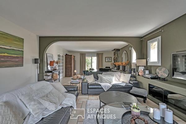 Maison rénovée avec piscine, local professionnel et son studio.