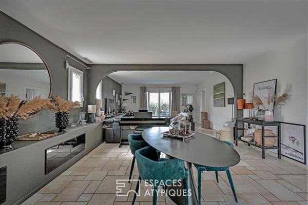 Maison rénovée avec piscine, local professionnel et son studio.