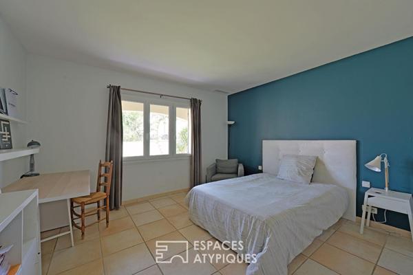 Maison rénovée avec piscine, local professionnel et son studio.