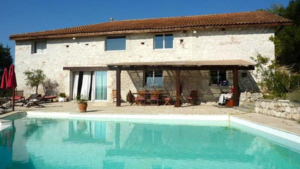 TRES RARE- BATISSE EN PIERRE RENOVEE -VUE PANORAMIQUE AVEC PISCINE - POSSIBILITE GITE
