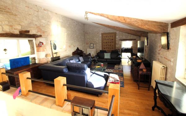 TRES RARE- BATISSE EN PIERRE RENOVEE -VUE PANORAMIQUE AVEC PISCINE - POSSIBILITE GITE