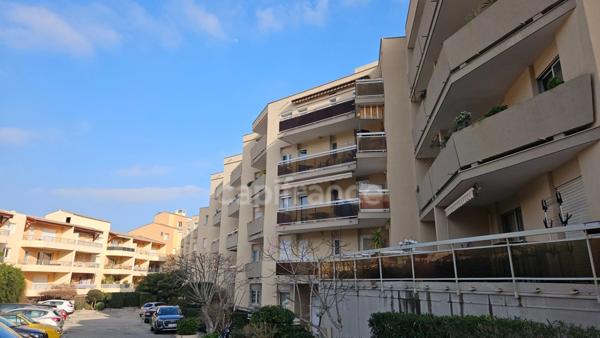 Spacieux 2 pièces traversant au cœur de Cavalaire-sur-Mer avec terrasses & garage
