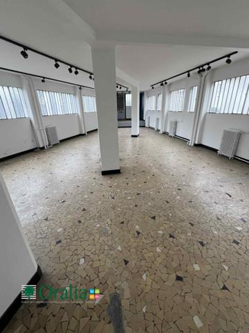 Local commercial · Location Paris (75019) 102m²