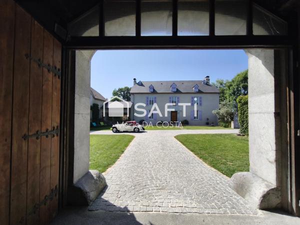 Propriété béarnaise d’exception avec granges historiques, dépendances et vue sur les Pyrénées !