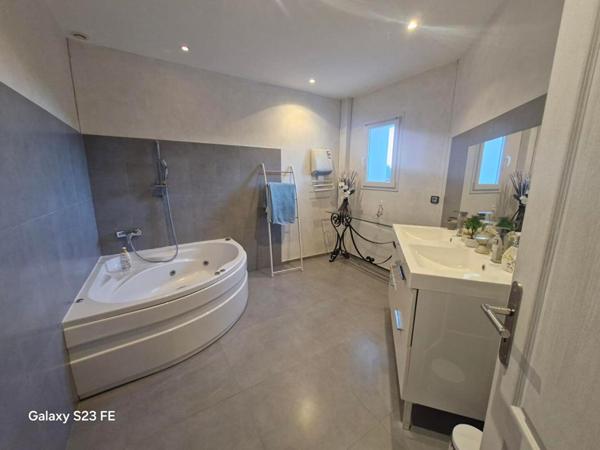 Bastide en pierre: Le Cannet Des Maures 7 pièce(s) 190 m2, terrain, piscine, Pool House,F2 indépendant