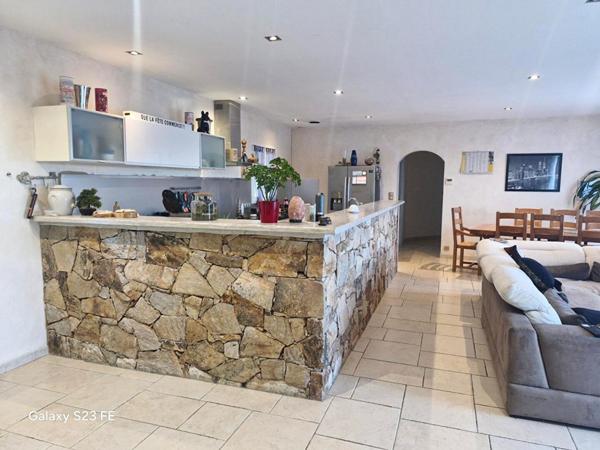 Bastide en pierre: Le Cannet Des Maures 7 pièce(s) 190 m2, terrain, piscine, Pool House,F2 indépendant