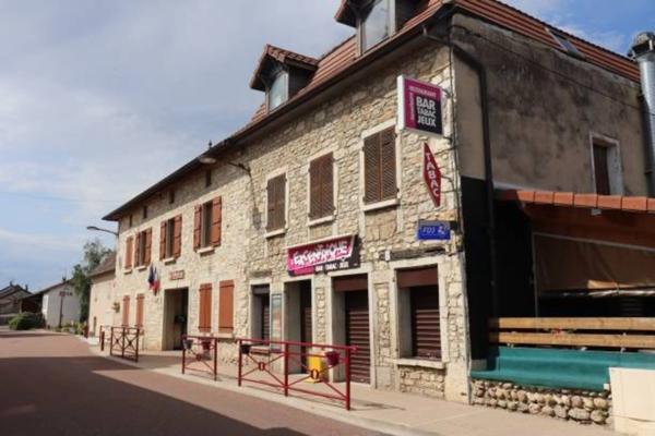 Murs et Fonds de commerce à vendre proche de LA GACILLY (56) BAR TABAC CAFE BRASSERIE FDJ - emplacement n°1 - licence 4 -terrasse - jardin - logement - stationnement.