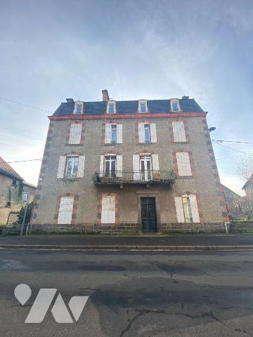A vendre à Mauriac (CANTAL), sous préfecture, dans une rue commerçante, un bel immeuble de rapp...