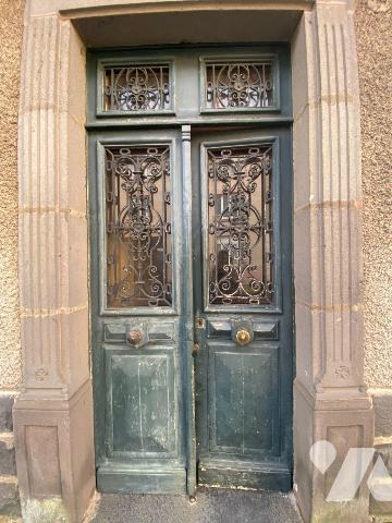 A vendre à Mauriac (CANTAL), sous préfecture, dans une rue commerçante, un bel immeuble de rapp...