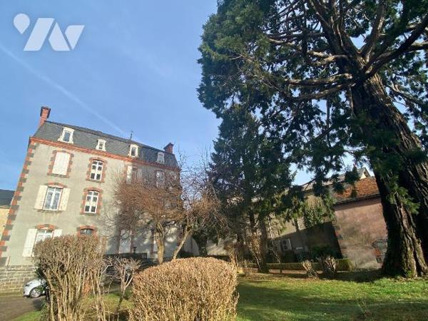A vendre à Mauriac (CANTAL), sous préfecture, dans une rue commerçante, un bel immeuble de rapp...