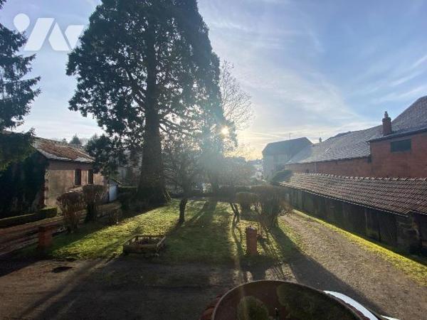 A vendre à Mauriac (CANTAL), sous préfecture, dans une rue commerçante, un bel immeuble de rapp...