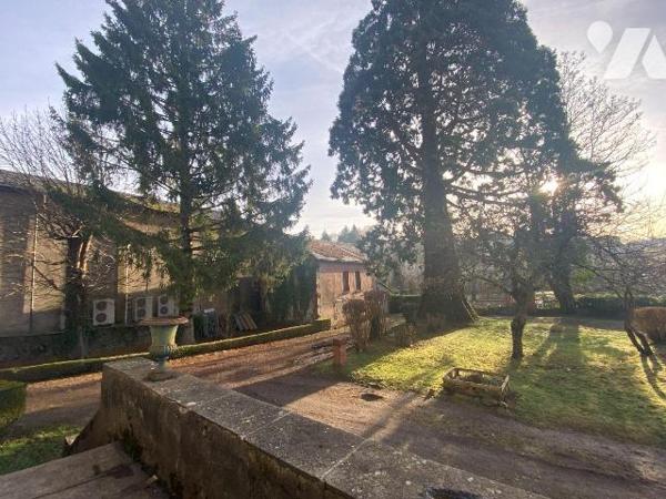 A vendre à Mauriac (CANTAL), sous préfecture, dans une rue commerçante, un bel immeuble de rapp...