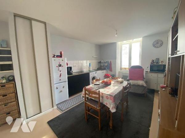 A vendre à Mauriac (CANTAL), sous préfecture, dans une rue commerçante, un bel immeuble de rapp...