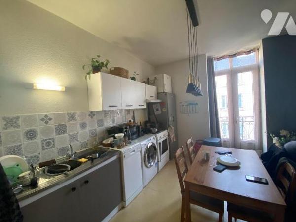 A vendre à Mauriac (CANTAL), sous préfecture, dans une rue commerçante, un bel immeuble de rapp...