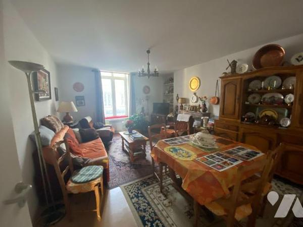 A vendre à Mauriac (CANTAL), sous préfecture, dans une rue commerçante, un bel immeuble de rapp...