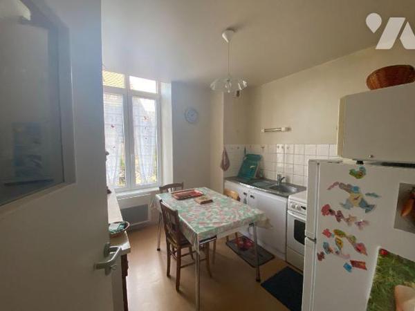 A vendre à Mauriac (CANTAL), sous préfecture, dans une rue commerçante, un bel immeuble de rapp...