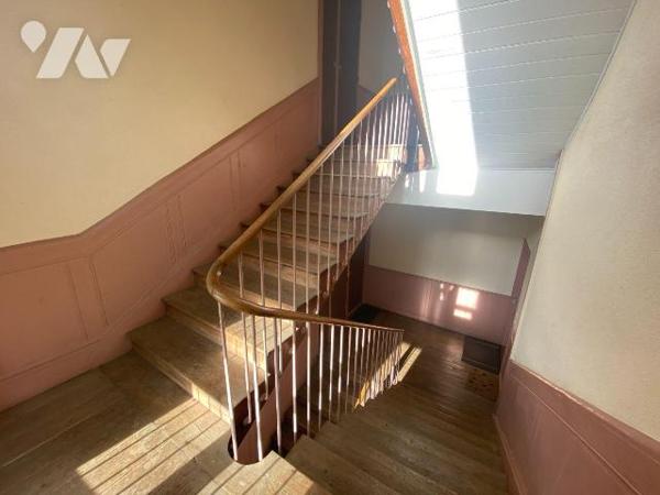 A vendre à Mauriac (CANTAL), sous préfecture, dans une rue commerçante, un bel immeuble de rapp...