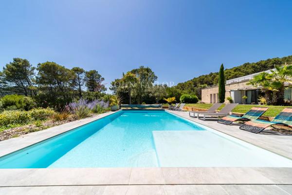A VENDRE Exceptionnelle propriété contemporaine avec vue dominante et prestations haut de gamme à Pernes-les-Fontaines Provence