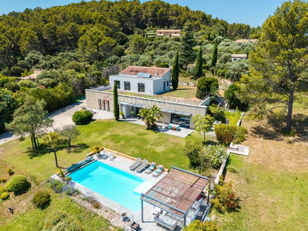 A VENDRE Exceptionnelle propriété contemporaine avec vue dominante et prestations haut de gamme à Pernes-les-Fontaines Provence
