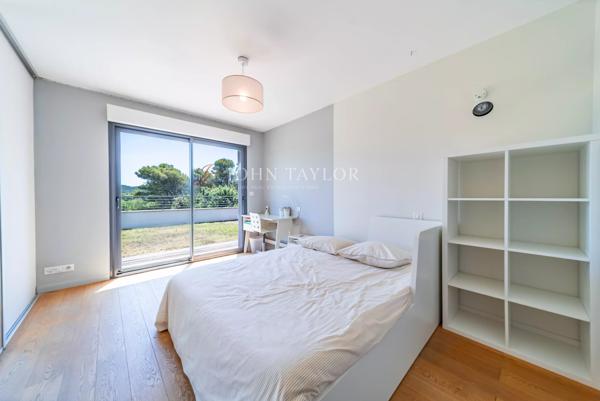 A VENDRE Exceptionnelle propriété contemporaine avec vue dominante et prestations haut de gamme à Pernes-les-Fontaines Provence