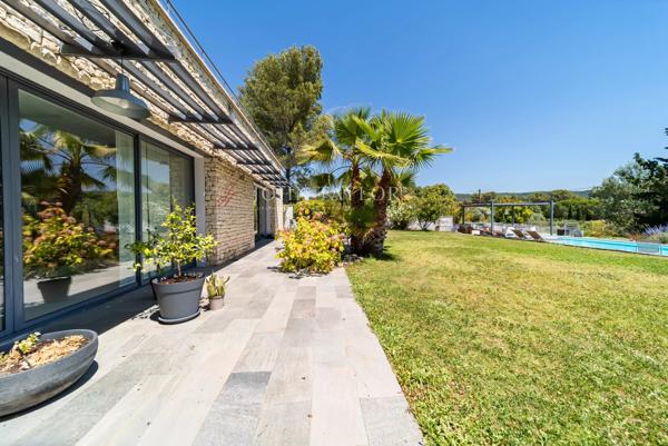 A VENDRE Exceptionnelle propriété contemporaine avec vue dominante et prestations haut de gamme à Pernes-les-Fontaines Provence