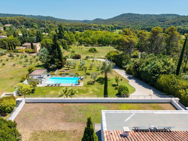 A VENDRE Exceptionnelle propriété contemporaine avec vue dominante et prestations haut de gamme à Pernes-les-Fontaines Provence