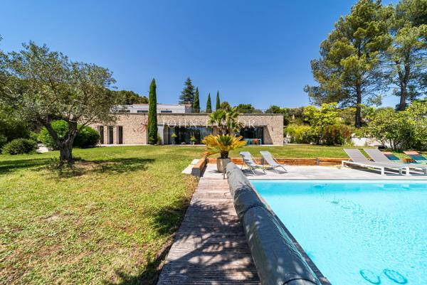 A VENDRE Exceptionnelle propriété contemporaine avec vue dominante et prestations haut de gamme à Pernes-les-Fontaines Provence