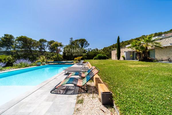 A VENDRE Exceptionnelle propriété contemporaine avec vue dominante et prestations haut de gamme à Pernes-les-Fontaines Provence
