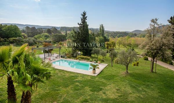 A VENDRE Exceptionnelle propriété contemporaine avec vue dominante et prestations haut de gamme à Pernes-les-Fontaines Provence
