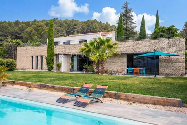 A VENDRE Exceptionnelle propriété contemporaine avec vue dominante et prestations haut de gamme à Pernes-les-Fontaines Provence