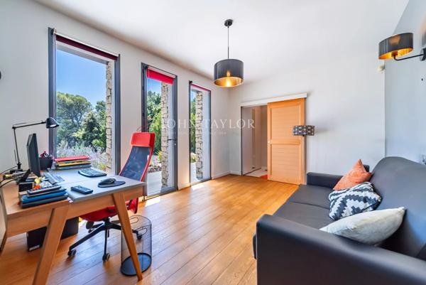 A VENDRE Exceptionnelle propriété contemporaine avec vue dominante et prestations haut de gamme à Pernes-les-Fontaines Provence