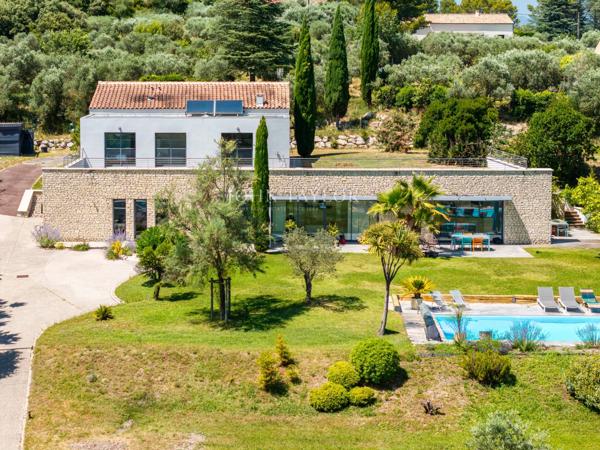 A VENDRE Exceptionnelle propriété contemporaine avec vue dominante et prestations haut de gamme à Pernes-les-Fontaines Provence