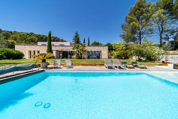 A VENDRE Exceptionnelle propriété contemporaine avec vue dominante et prestations haut de gamme à Pernes-les-Fontaines Provence