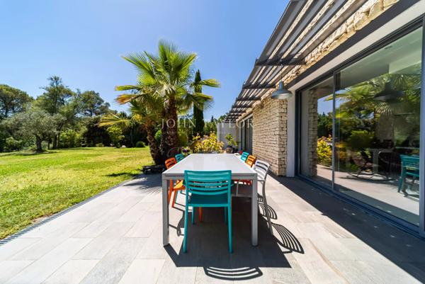 A VENDRE Exceptionnelle propriété contemporaine avec vue dominante et prestations haut de gamme à Pernes-les-Fontaines Provence