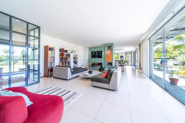 A VENDRE Exceptionnelle propriété contemporaine avec vue dominante et prestations haut de gamme à Pernes-les-Fontaines Provence